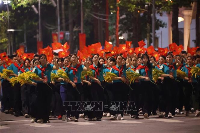 Các khối diễu hành trên đường phố Hà Nội. Ảnh: Văn Điệp - TTXVN