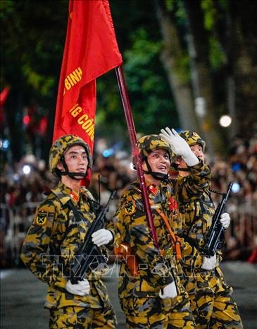 Khối chiến sĩ Công binh di chuyển qua phố Hàng Khay. Ảnh: Khánh Hoà - TTXVN