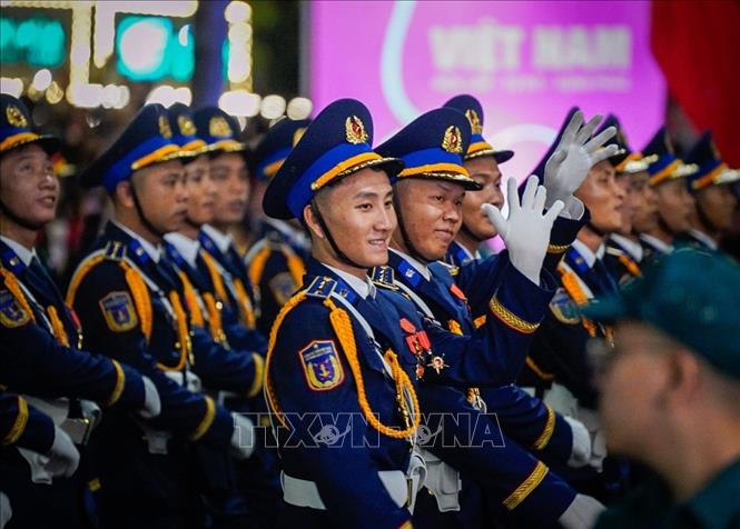 Các sĩ quan Cảnh sát biển diễu binh qua phố Hàng Khay. Ảnh: Khánh Hoà - TTXVN
