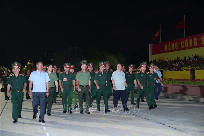 Đồng chí Nguyễn Trọng Nghĩa, Ủy viên Bộ Chính trị, Bí thư Trung ương Đảng, Trưởng Ban Tuyên giáo và Dân vận Trung ương cũng các lãnh đạo Bộ Quốc phòng, Bộ Công an tham dự tổng hợp luyện lần thứ 2. Ảnh: Trọng Đức - TTXVN