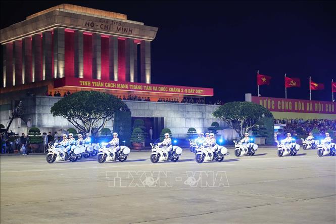 Khối xe chỉ huy giao thông dẫn đoàn của lực lượng Công an diễu binh trên Quảng trường Ba Đình. Ảnh: Trọng Đức - TTXVN