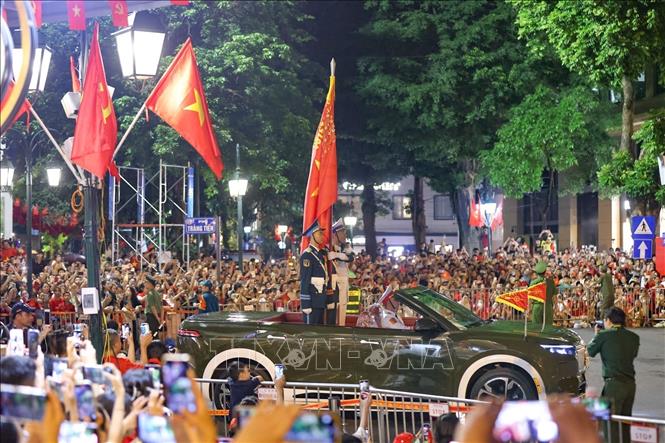 Các khối di chuyển trên phố Tràng Tiền về Quảng trường Cách mạng tháng Tám trong sự hồ hởi, chào đón của người dân. Ảnh: Thanh Tùng - TTXVN 