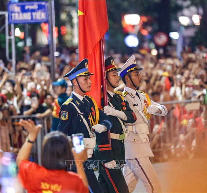 Các khối di chuyển trên phố Tràng Tiền về Quảng trường Cách mạng tháng Tám trong sự hồ hởi, chào đón của người dân. Ảnh: Thanh Tùng - TTXVN 