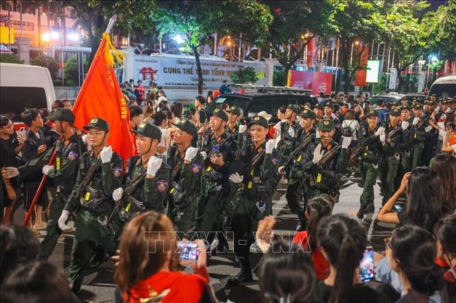 Người dân chúc mừng các chiến sĩ đã hoàn thành nhiệm vụ tổng hợp luyện diễu binh, diễu hành lần thứ 2. Ảnh: Hoàng Hiếu - TTXVN