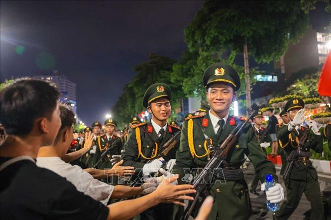 Người dân chúc mừng các chiến sĩ đã hoàn thành nhiệm vụ tổng hợp luyện diễu binh, diễu hành lần thứ 2. Ảnh: Hoàng Hiếu - TTXVN