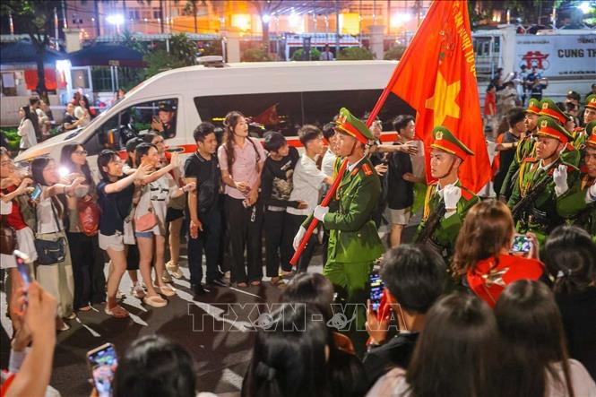 Người dân chúc mừng các chiến sĩ đã hoàn thành nhiệm vụ tổng hợp luyện diễu binh, diễu hành lần thứ 2. Ảnh: Hoàng Hiếu - TTXVN