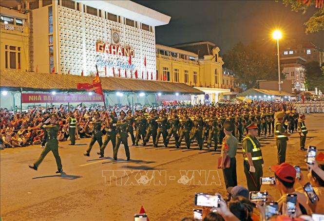 Đoàn diễu binh qua trước Ga Hà Nội trên đường Lê Duẩn. Ảnh: Trần Việt - TTXVN