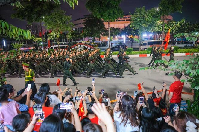 Người dân chào đón đoàn diễu binh, diễu hành. Ảnh: Hoàng Hiếu - TTXVN