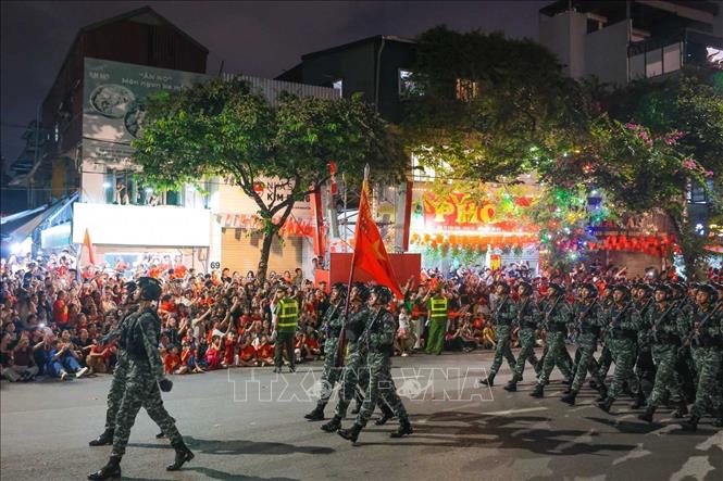 Đông đảo người dân chào đón đoàn diễu binh, diễu hành trên phố Văn Cao. Ảnh: Hoàng Hiếu - TTXVN
