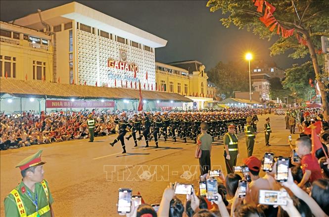 Đoàn diễu binh qua trước Ga Hà Nội trên đường Lê Duẩn. Ảnh: Trần Việt - TTXVN