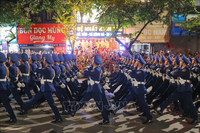 Khối nam sĩ quan Cảnh sát biển diễu binh trên phố Văn Cao. Ảnh: Hoàng Hiếu - TTXVN