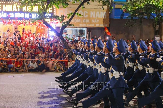 Người dân chào đón Khối nam sĩ quan Cảnh sát biển diễu binh. Ảnh: Hoàng Hiếu - TTXVN