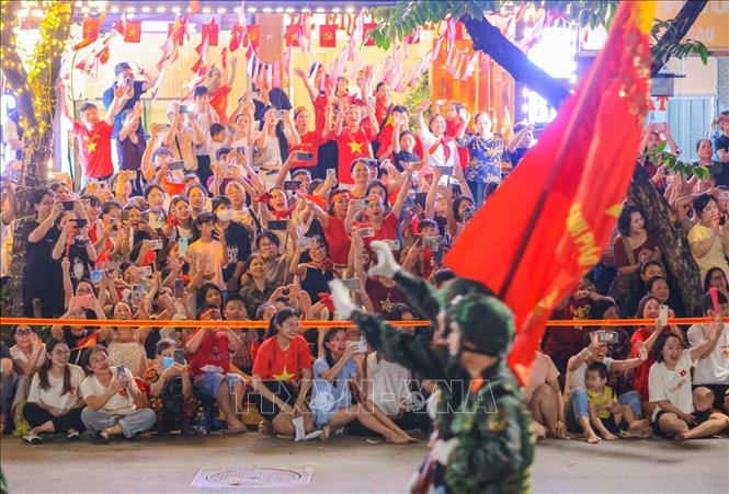 Rất đông người dân đứng chào đón, cổ vũ các đoàn tham dự tổng hợp luyện diễu binh, diễu hành. Ảnh: Hoàng Hiếu - TTXVN