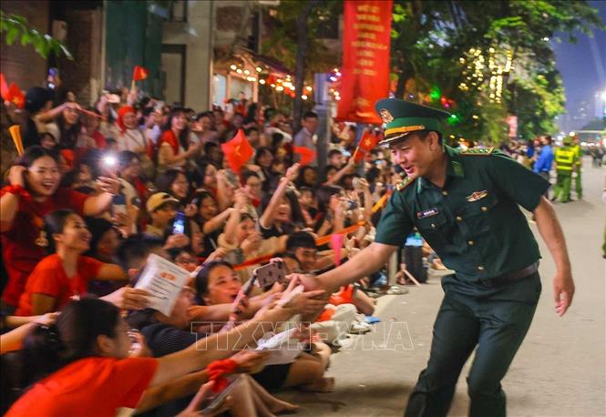 Những cái đập tay kết nối tình đoàn kết. Ảnh: Hoàng Hiếu - TTXVN