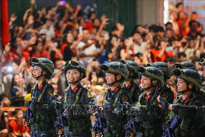 Niềm hân hoan của các nữ chiến sĩ biệt động khi được người dân nồng nhiệt cổ vũ. Ảnh: Hoàng Hiếu - TTXVN