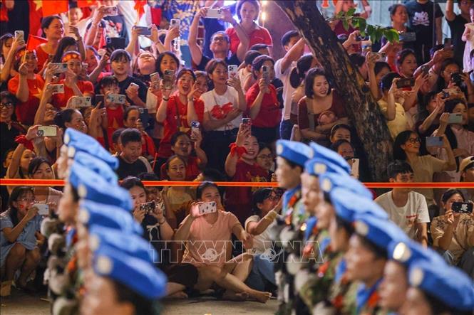 Người dân hân hoan chào đón, cổ vũ các đoàn tham dự tổng hợp luyện diễu binh, diễu hành. Ảnh: Hoàng Hiếu - TTXVN