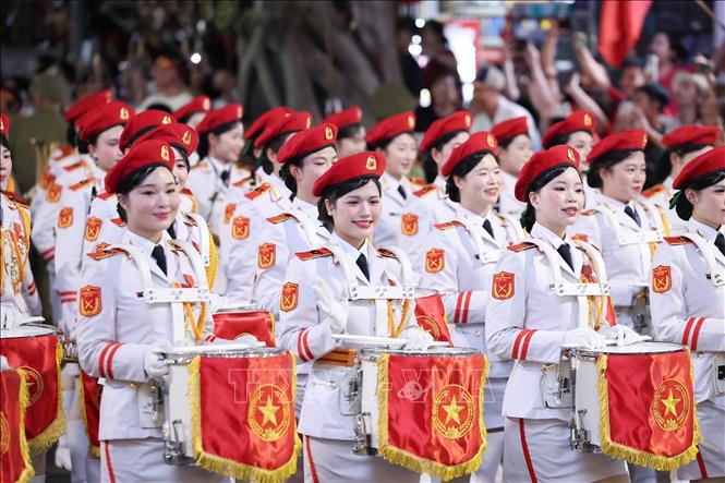 Khối nữ Quân nhạc. Ảnh: Lê Đông - TTXVN