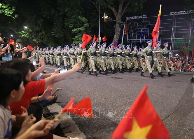 Khối nữ Gìn giữ hòa bình Việt Nam diễu binh trên đường phố Hà Nội. Ảnh: Thành Phương - TTXVN