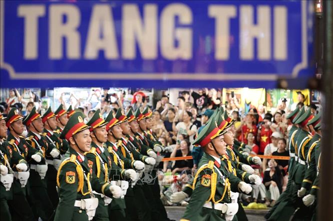 Đoàn diễu binh qua phố Tràng Thi. Ảnh: Lê Đông - TTXVN