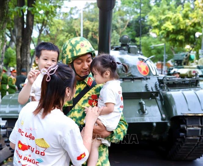 Khoảnh khắc gặp gỡ của 1 gia đình sĩ quan Phòng hóa trước giờ tổng hợp luyện. Ảnh Hoàng Hà-TTXVN
