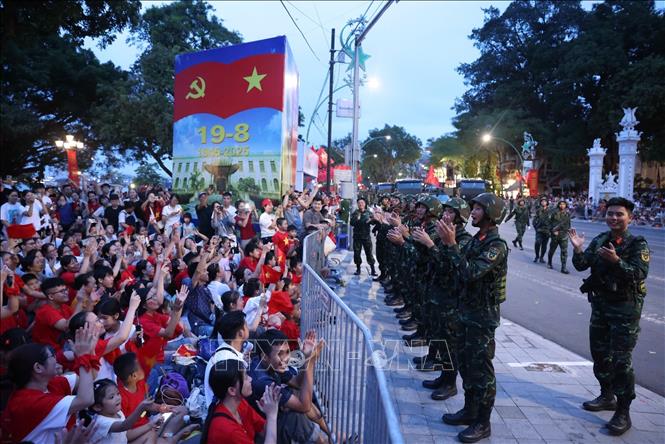 Thắm đượm tình quân dân. Ảnh: Quốc Khánh - TTXVN
