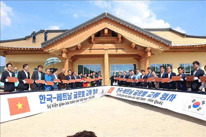 Các đại biểu Hàn - Việt ký lên ngói để cất nóc Nhà Cộng đồng tại Bonghwa. Ảnh: Khánh Vân - PV TTXVN tại Hàn Quốc 