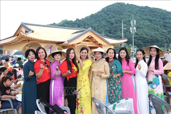 Hội phụ nữ Việt Nam tại Hàn quốc chụp trước Nhà Cộng đồng. Ảnh: Khánh Vân - PV TTXVN tại Hàn Quốc 