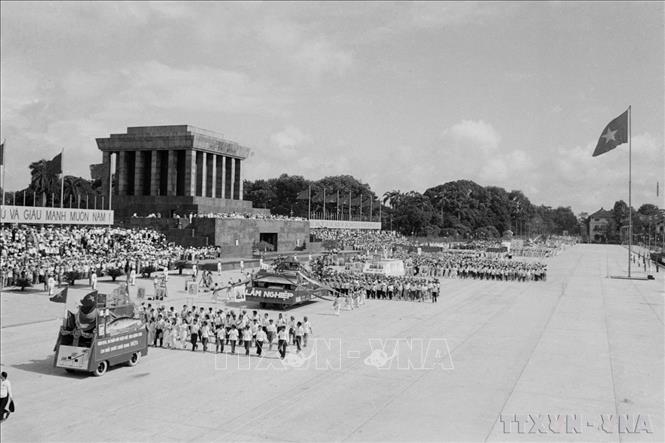 Quang cảnh Lễ mít tinh, duyệt binh, diễu hành kỷ niệm 30 năm thành lập nước Việt Nam Dân chủ Cộng hòa trong sáng 2/9/1975. Hơn 400.000 người dân và chiến sĩ cùng hơn 600 đại biểu quốc tế tham dự. Ảnh: TTXVN