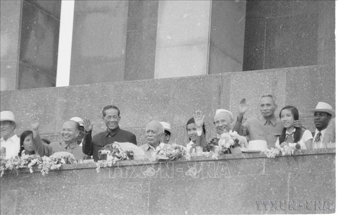 Lãnh đạo Đảng, Nhà nước chào đón các đoàn duyệt binh, diễu hành qua lễ đài. Ảnh: TTXVN