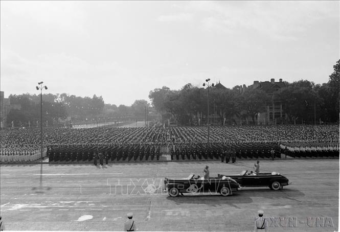 Đại tướng Võ Nguyên Giáp duyệt đội ngũ các đơn vị Lực lượng vũ trang tại lễ duyệt binh. Ảnh: TTXVN
