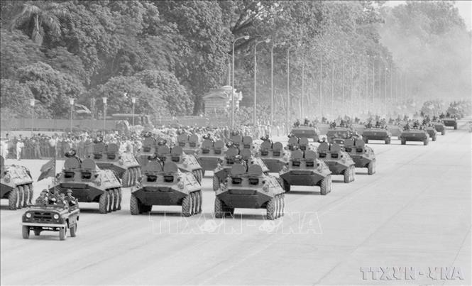 Khí tài quân sự của Quân đội nhân dân Việt Nam diễu qua lễ đài trong sáng 2/9/1975. Ảnh: TTXVN