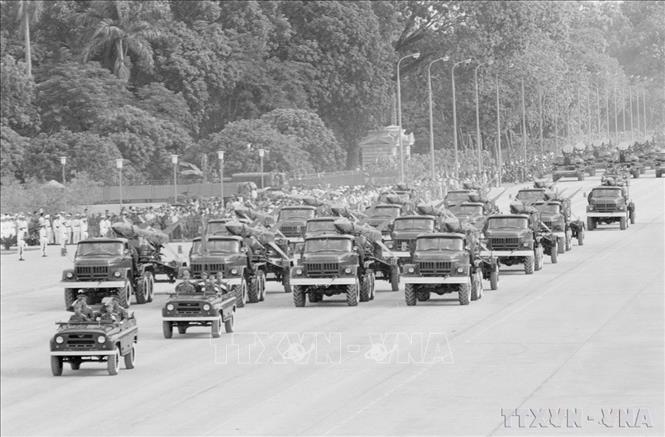 Bộ đội tên lửa diễu qua lễ đài. Ảnh: TTXVN