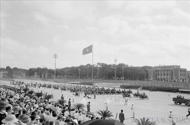 Ngày 2/9/1975, các lực lượng vũ trang nhân dân và hàng vạn nhân dân Thủ đô dự lễ mít tinh, duyệt binh và diễu hành chào mừng kỷ niệm 30 năm ngày thành lập nước Việt Nam Dân chủ Cộng hòa. Ảnh: TTXVN