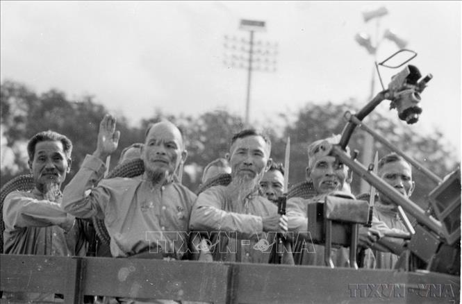 Các lão dân quân tự vệ tham dự lễ duyệt binh tại quảng trường Ba Đình năm 1975. Ảnh: TTXVN