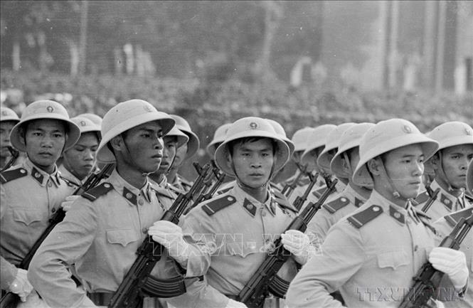 Các đơn vị Công an nhân dân diễu qua lễ đài. Ảnh: TTXVN