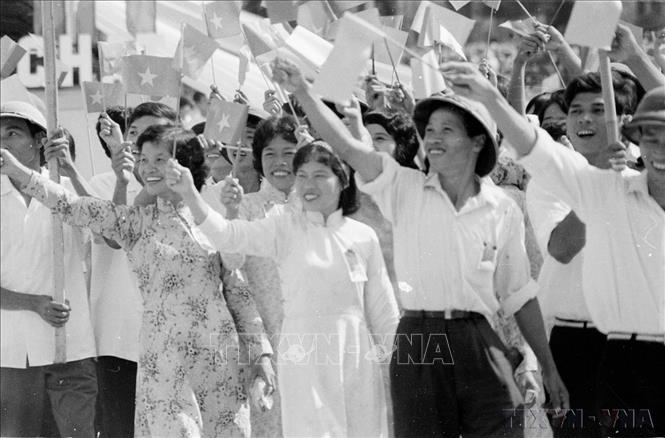Khối quần chúng diễu hành qua lễ đài trong sáng 2/9/1975. Ảnh: TTXVN