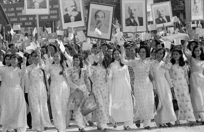 Khối quần chúng diễu hành qua lễ đài trong sáng 2/9/1975. Ảnh: TTXVN