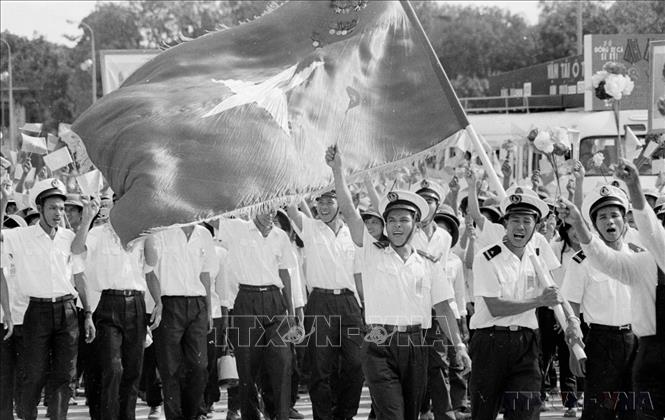 Khối quần chúng diễu hành qua lễ đài trong sáng 2/9/1975. Ảnh: TTXVN