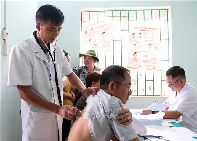 Khám bệnh miễn phí cho người dân xã Phú Linh (Tuyên Quang). Ảnh: Đức Thọ - TTXVN