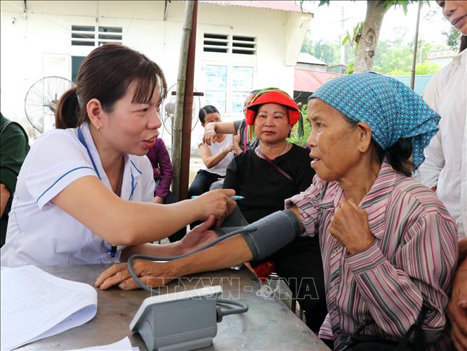 Tư vấn y tế cho người dân xã Phú Linh (Tuyên Quang). Ảnh: Đức Thọ - TTXVN