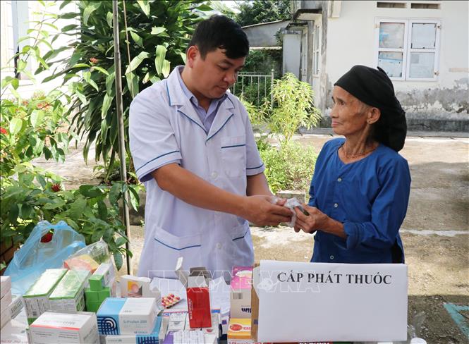 Cấp, phát thuốc miễn phí cho người dân xã Phú Linh (Tuyên Quang). Ảnh: Đức Thọ - TTXVN