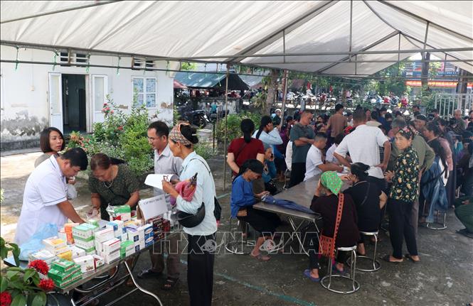 Khám bệnh, tư vấn, phát thuốc miễn phí cho người dân xã Phú Linh (Tuyên Quang). Ảnh: Đức Thọ - TTXVN