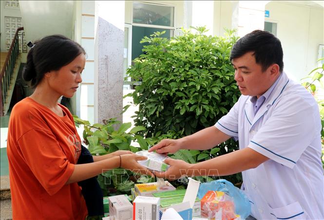 Cấp, phát thuốc miễn phí cho người dân xã Phú Linh (Tuyên Quang). Ảnh: Đức Thọ - TTXVN