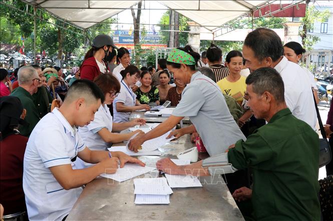 Khám bệnh miễn phí cho người dân xã Phú Linh (Tuyên Quang). Ảnh: Đức Thọ - TTXVN