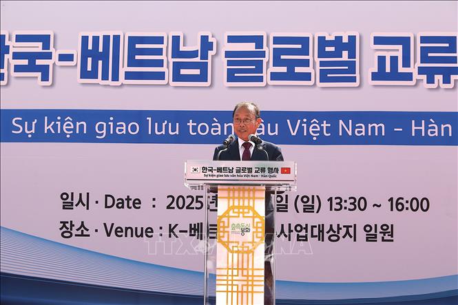 Ông Lý Huân (Lee Hun), hậu duệ của dòng họ Lý tại Hàn Quốc, phát biểu tại sự kiện. Ảnh: Khánh Vân - PV TTXVN tại Hàn Quốc 