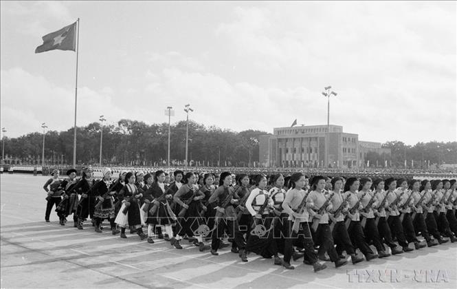 Các nữ dân quân tự vệ tham dự lễ mít tinh, diễu hành qua lễ đài. Ảnh: TTXVN