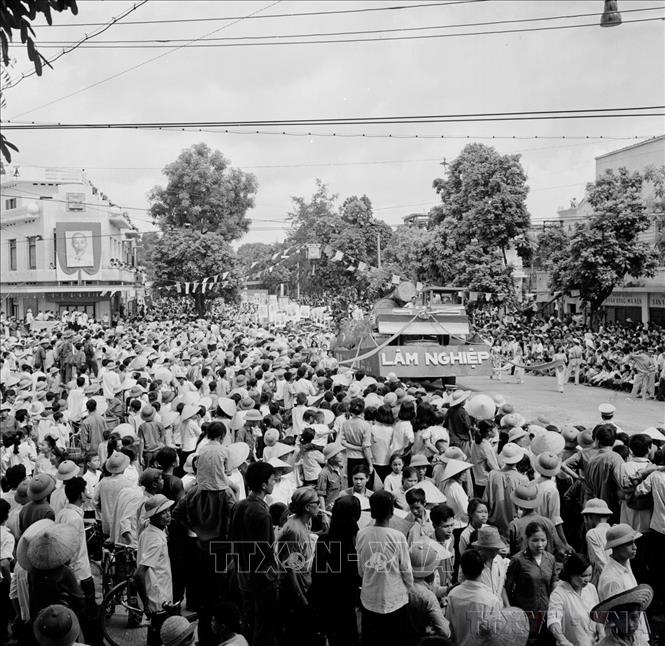 Các khối quần chúng diễu hành trên đường phố Hà Nội trong ngày 2/9/1975. Ảnh: TTXVN
