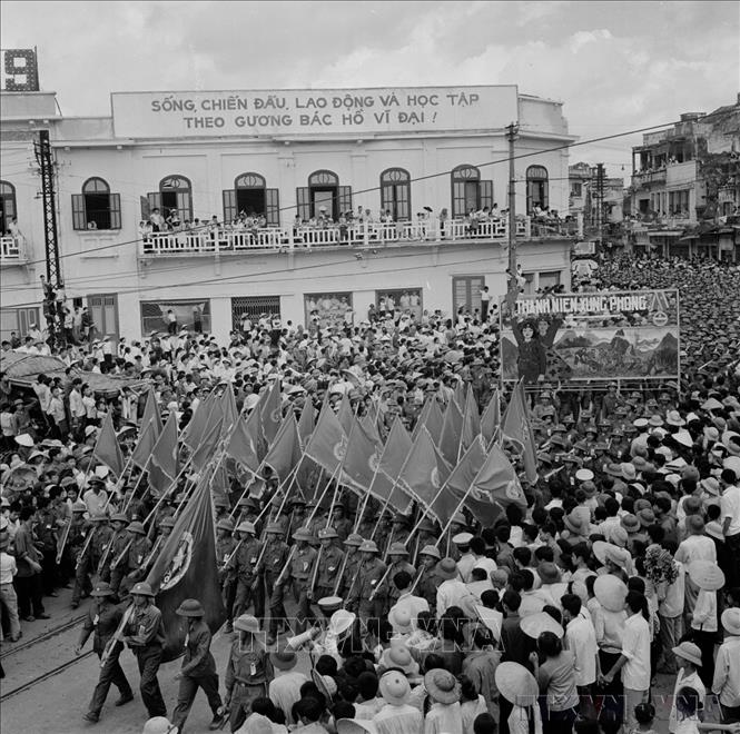 Nhân dân Thủ đô chào đón các đơn vị quân đội diễu hành trong sáng 2/9/1975. Ảnh: TTXVN