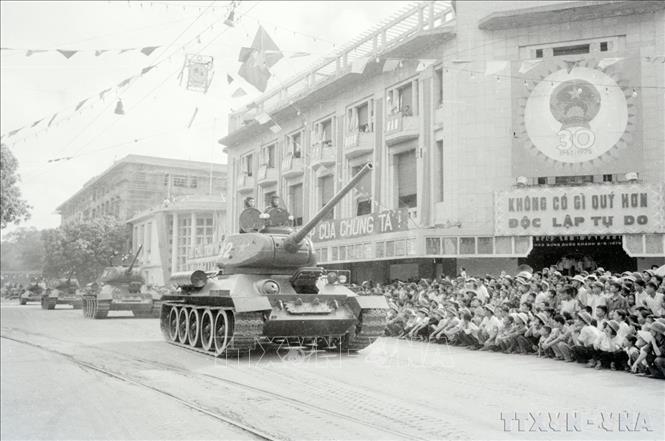 Xe tăng thiết giáp diễu hành trên các tuyến phố của Thủ đô Hà Nội sáng 2/9/1975. Ảnh: TTXVN