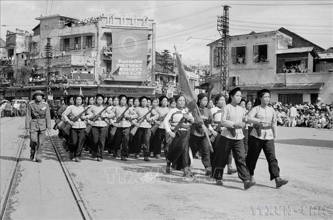 Các khối diễu hành trên các tuyến phố của Thủ đô trong sáng 2/9/1975. Ảnh: TTXVN